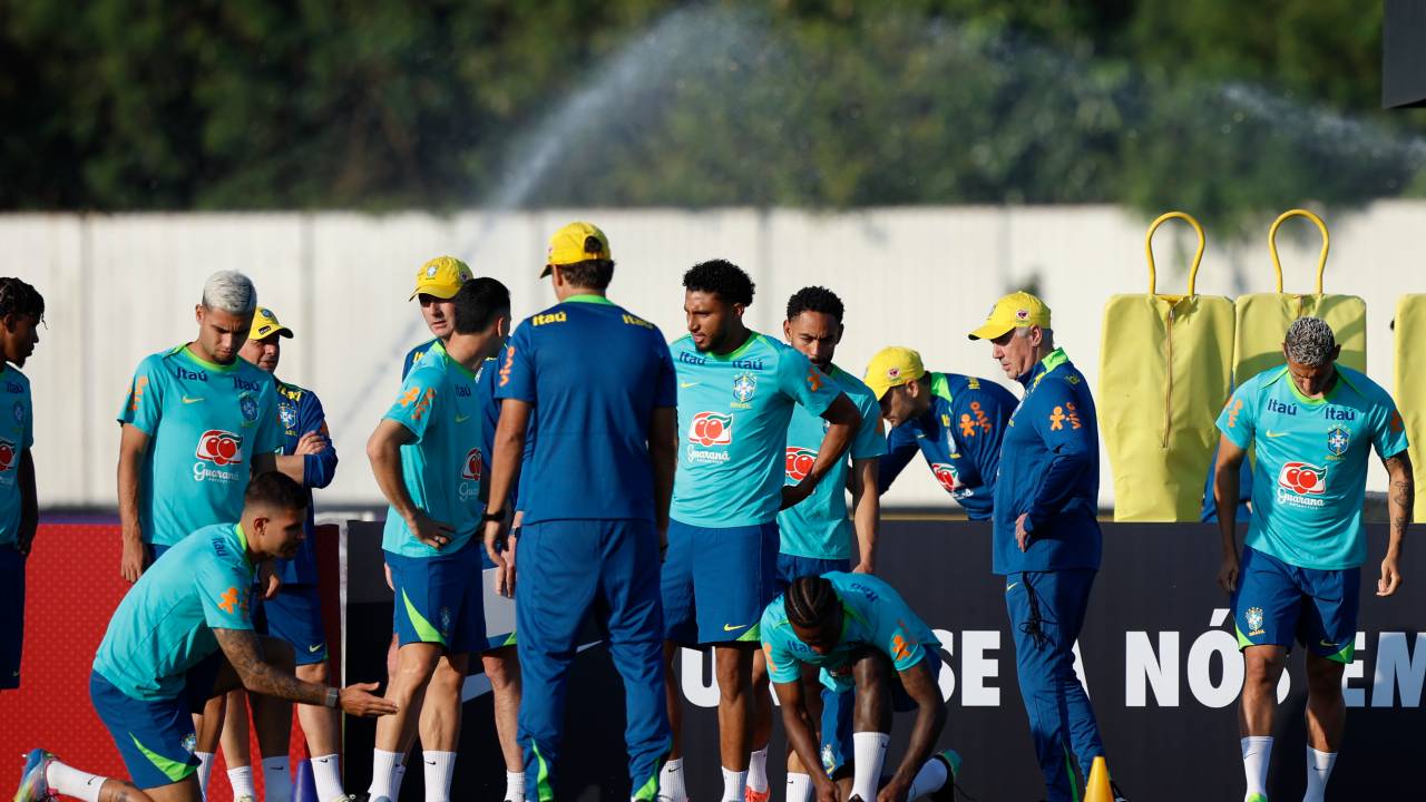 SAO PAULO, BRAZIL - JUNE 02: Brazil's team coach Carlo Ancelotti talks with the players during training at Joaquim Grava training center on June 02, 2025 in Sao Paulo, Brazil. Carlo Ancelotti begins his tenure as coach of Brazil on the way to the 2026 FIFA World Cup. (Photo by Miguel Schincariol/Getty Images)
