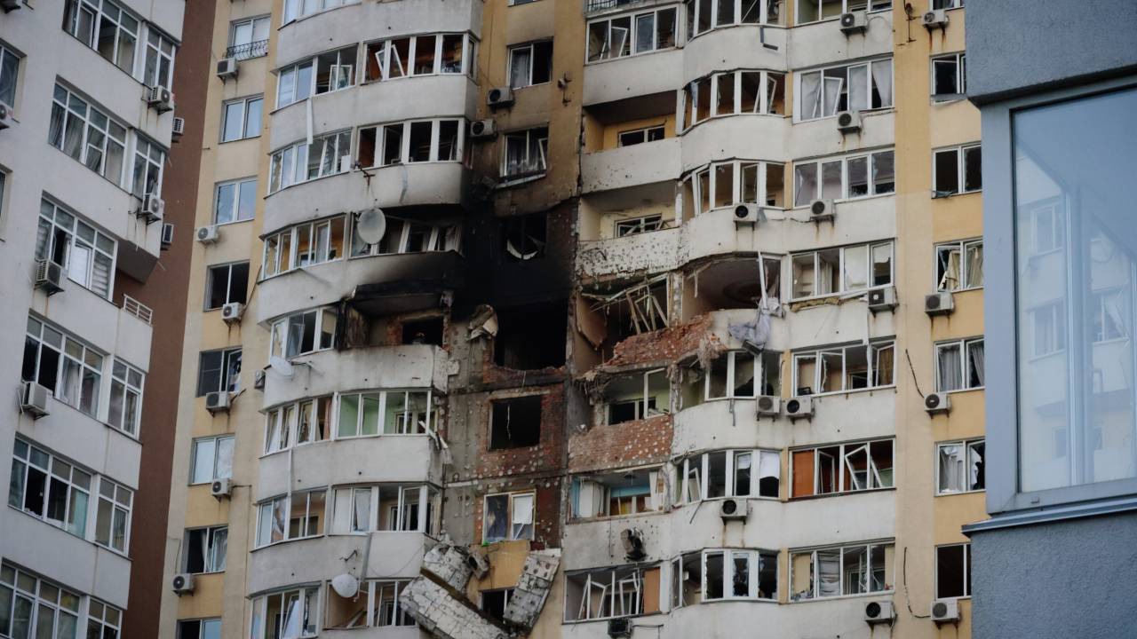 Prédio residencial em Kiev danificado por ataque russo //