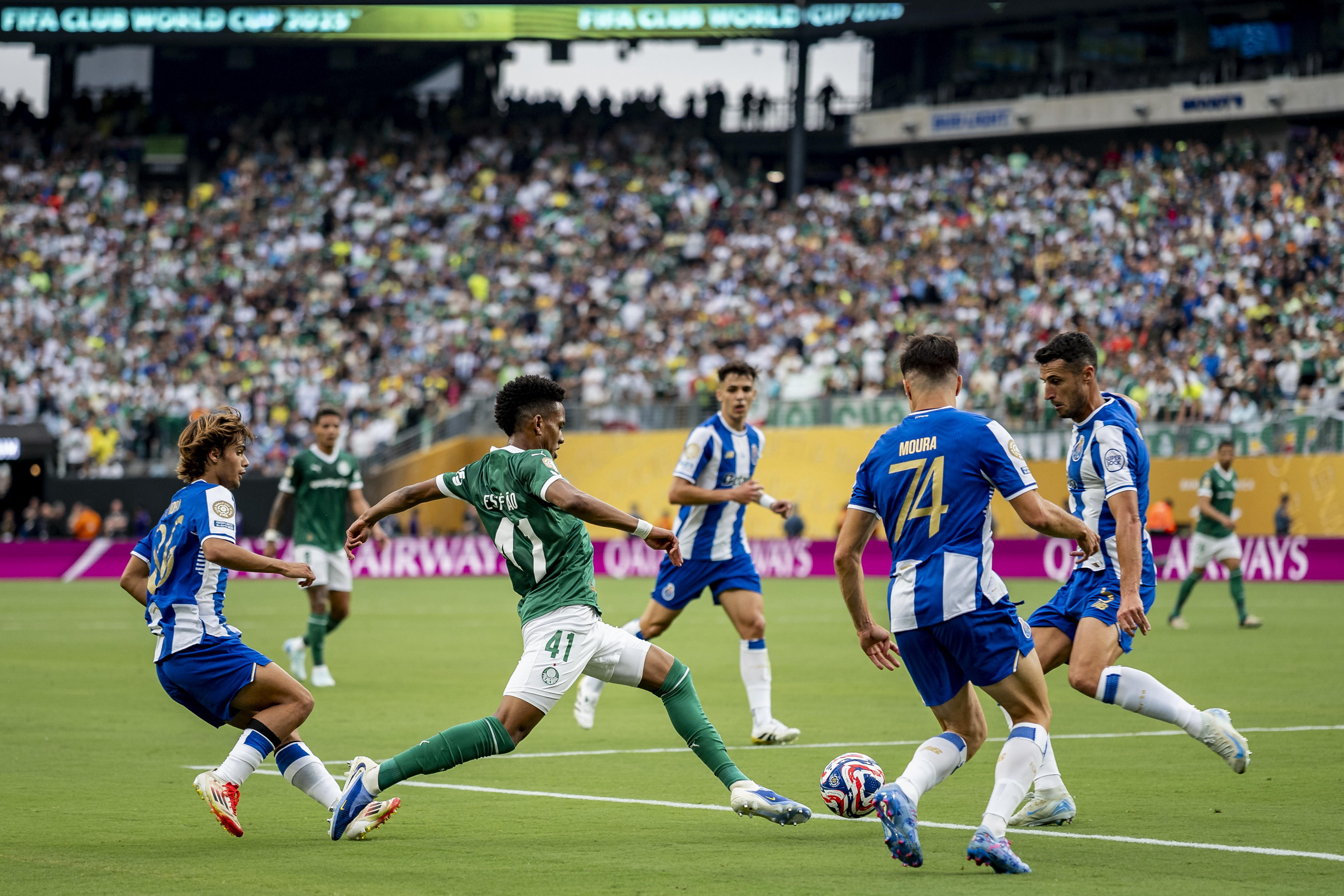 EAST RUTHERFORD, NEW JERSEY - JUNE 15: Estêvão of SE Palmeiras (2nd L) and Iván Marcano of FC Porto (R) fight for possession during the FIFA Club World Cup 2025 group A match between SE Palmeiras and FC Porto at MetLife Stadium on June 15, 2025 in East Rutherford, New Jersey. (Photo by Richard Callis/Sports Press Photo/Getty Images)