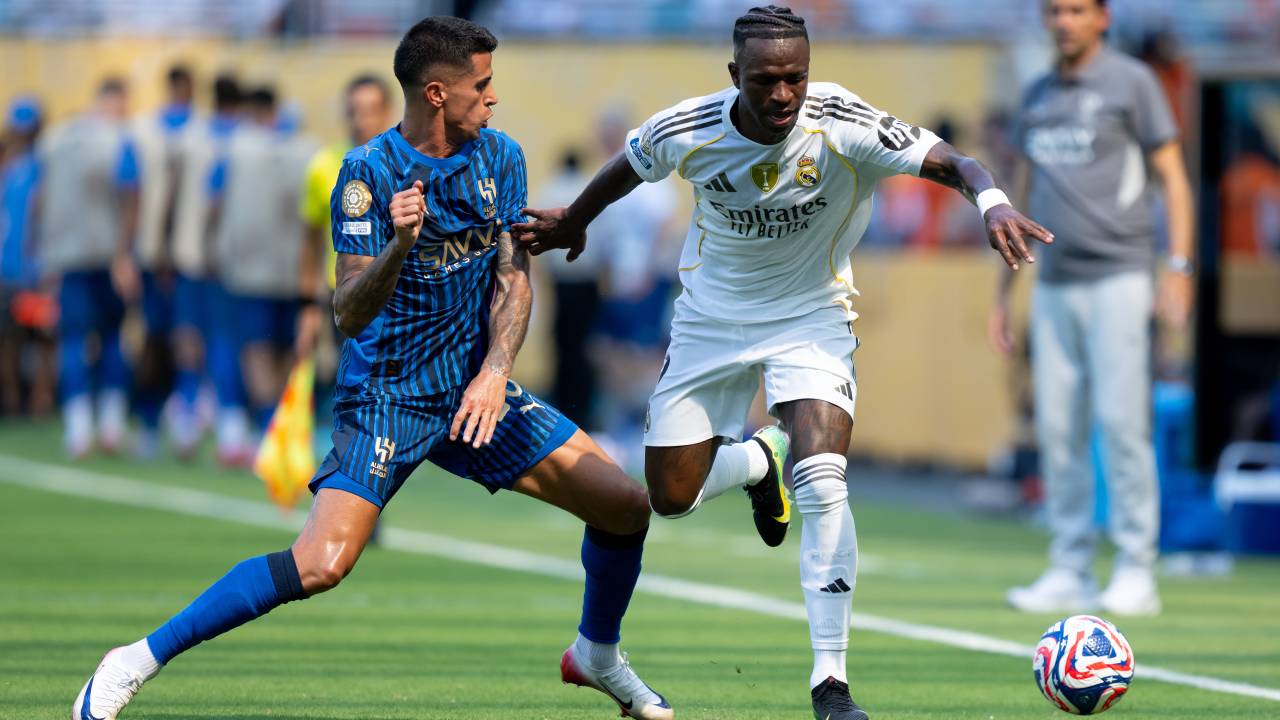 18 June 2025, USA, Miami: Soccer, Men, Club World Cup, Preliminary Round, Group H, Matchday 1, Real Madrid - Al-Hilal, Hard Rock Stadium: Vinicius Junior (r) of Madrid and Joao Cancelo of Al-Hilal battle for the ball. Photo: Sven Hoppe/dpa (Photo by Sven Hoppe/picture alliance via Getty Images)