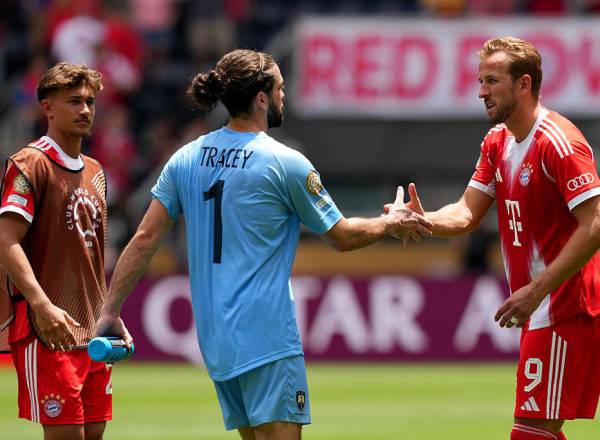 CINCINNATI, OHIO - JUNE 15: Harry Kane #9 of FC Bayern Munchen greets Conor Tracey #1 of Auckland City FC after the FIFA Club World Cup 2025 group C match between FC Bayern München and Auckland City FC at TQL Stadium on June 15, 2025 in Cincinnati, Ohio. (Photo by Dylan Buell/Getty Images)