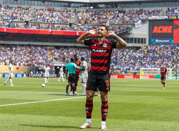 PHILADELPHIA, PENNSYLVANIA - JUNE 20: Danilo of CR Flamengo celebrates after scoring the team's second goal during the FIFA Club World Cup 2025 group D match between CR Flamengo and Chelsea FC at Lincoln Financial Field on June 20, 2025 in Philadelphia, Pennsylvania. (Photo by Rodolfo Buhrer/Sports Press Photo/Getty Images)