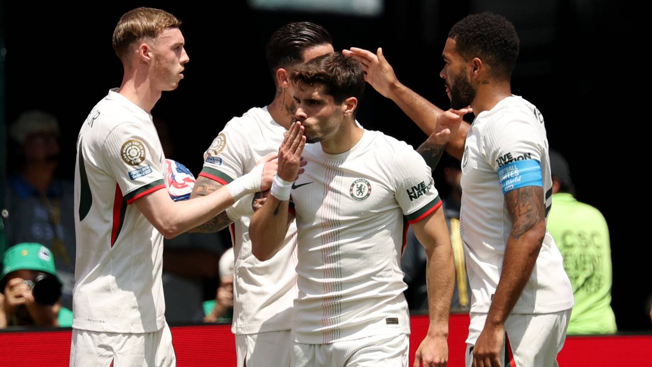 PHILADELPHIA, PENNSYLVANIA - JUNE 20: Pedro Neto #7 of Chelsea FC celebrates scoring his team's first goal with teammates during the FIFA Club World Cup 2025 group D match between CR Flamengo and Chelsea FC at Lincoln Financial Field on June 20, 2025 in Philadelphia, Pennsylvania. (Photo by Emilee Chinn - FIFA/FIFA via Getty Images)