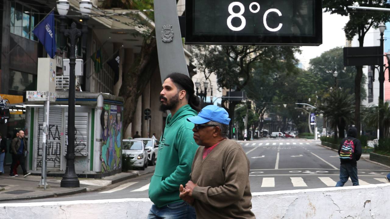 People face record cold in downtown Sao Paulo, Brazil, on June 25, 2025. The capital of Sao Paulo experiences the coldest morning of the year, with an average of 6oC on thermometers at the City Hall's weather stations. The previous record is 8.5?C on May 30, 2025. (Photo by Fabio Vieira/FotoRua/NurPhoto via Getty Images)
