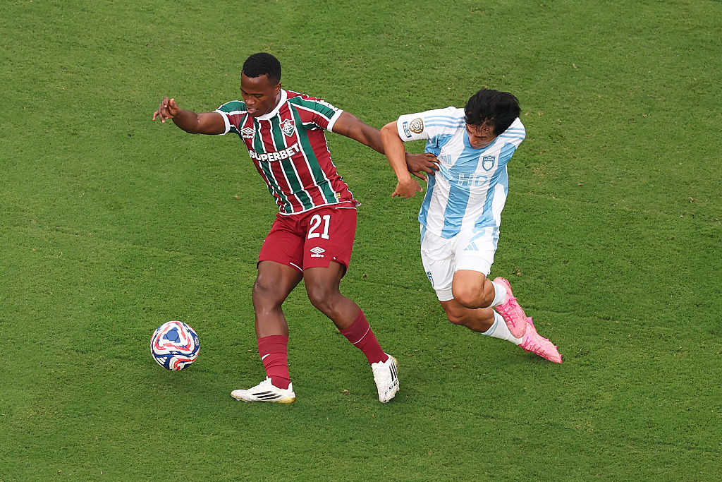 EAST RUTHERFORD, NEW JERSEY - JUNE 21: Jhon Arias #21 of Fluminense FC is challenged by Ko Seungbeom #7 of Ulsan HD during the FIFA Club World Cup 2025 group F match between Fluminense FC and Ulsan HD FC at MetLife Stadium on June 21, 2025 in East Rutherford, New Jersey. (Photo by Al Bello/Getty Images)