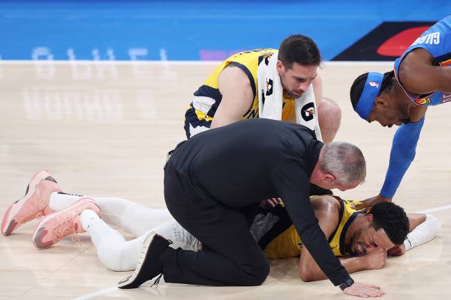 OKLAHOMA CITY, OKLAHOMA - JUNE 22: Tyrese Haliburton #0 of the Indiana Pacers sustains an injury during the first quarter as Shai Gilgeous-Alexander #2 of the Oklahoma City Thunder checks on him in Game Seven of the 2025 NBA Finals at Paycom Center on June 22, 2025 in Oklahoma City, Oklahoma. NOTE TO USER: User expressly acknowledges and agrees that, by downloading and or using this photograph, User is consenting to the terms and conditions of the Getty Images License Agreement. (Photo by Justin Ford/Getty Images)