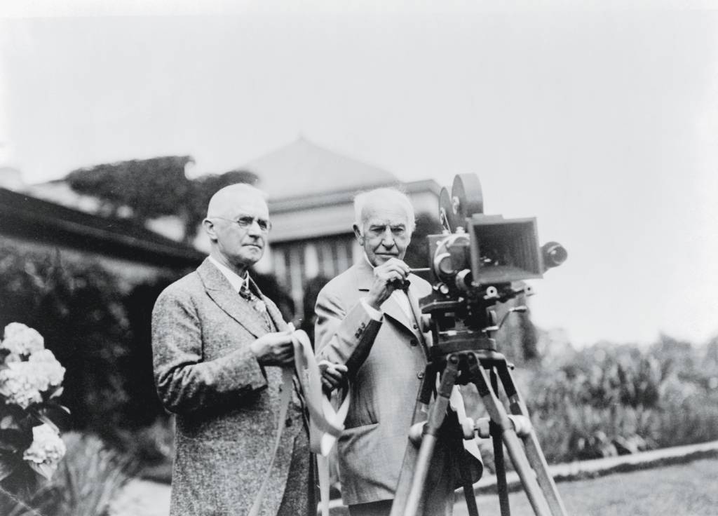 GettyImages-653395352.jpg ILUSÃO - Thomas Alva Edison (à dir.) com um cinematógrafo, em 1911: “Os livros escolares desaparecerão; é possível ensinar qualquer coisa por meio do cinema”