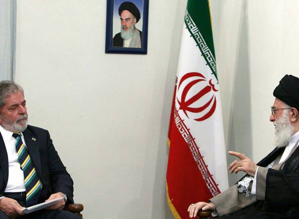 FRACASSO - Lula com Khamenei, em 2010: o diálogo não garantiu a paz
