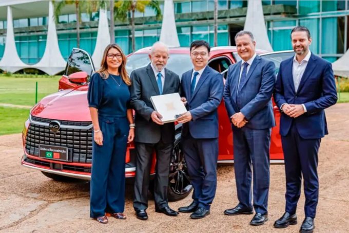 LULA RECEBE CARRO DE GRAÇA DA BYD – FEVEREIRO DE 2025
