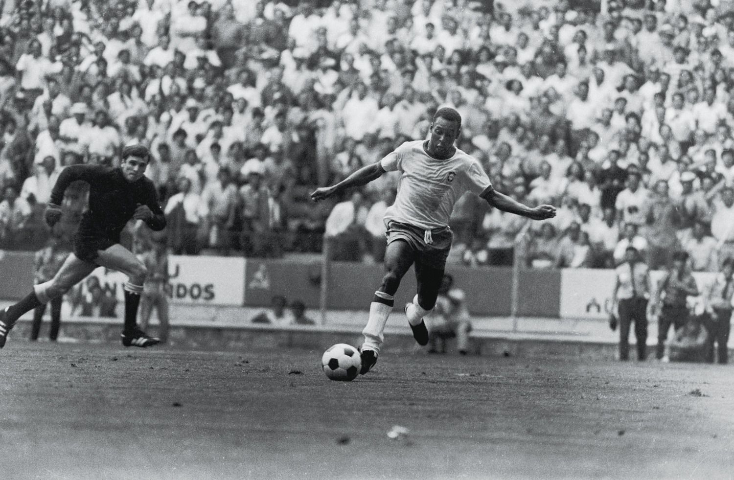 O NÃO GOL DO REI - Já com 3 a 1 para o Brasil, Tostão tocou para Pelé, que fez um lance mágico, registrado por Lemyr Martins: um drible de corpo no goleiro uruguaio Mazurkiewicz ( VEJA, 24 de junho de 1970)