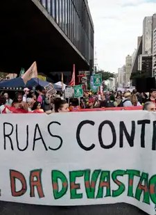 Em São Paulo, centenas de pessoas protestaram na Marcha pelo Clima contra o chamado PL da Devastação