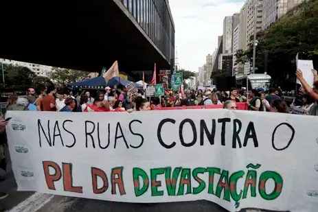 Em São Paulo, centenas de pessoas protestaram na Marcha pelo Clima contra o chamado PL da Devastação