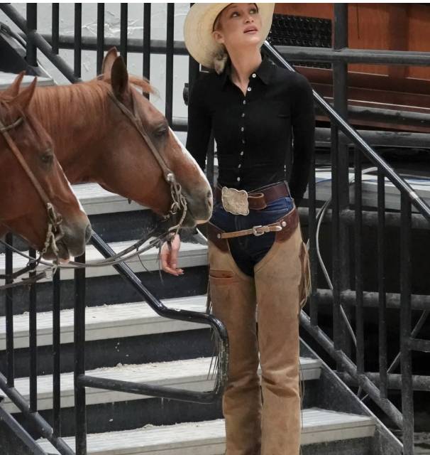 Bella Hadid: cowgirl fashion com ar retrô