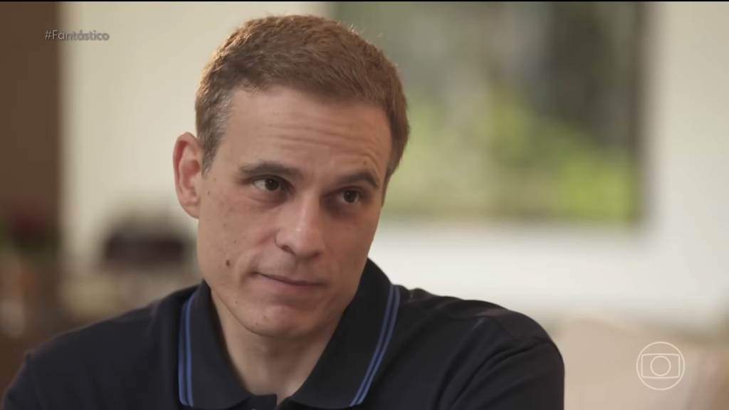 VS–YouTube-FantsticoAdespedidantimadeFranciscoCuoco-1’51” (1) Diogo Cuoco detalhou os últimos anos de vida do pai ao 'Fantástico'