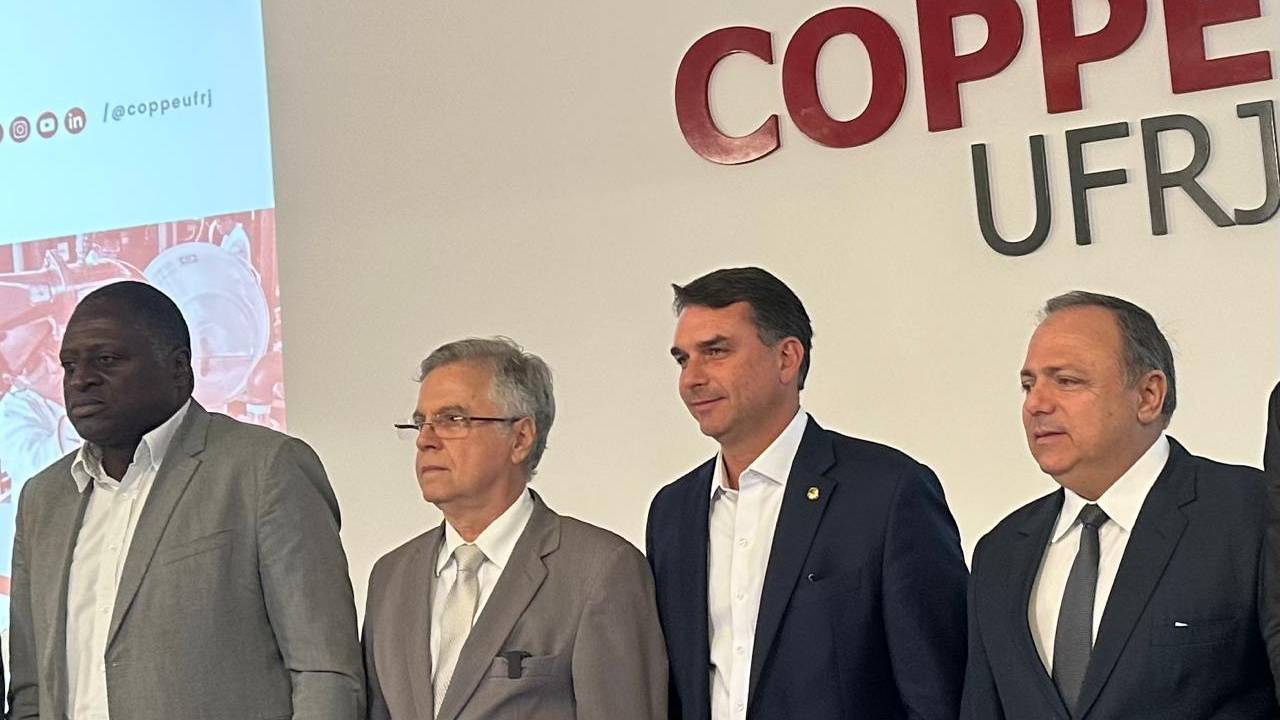 Hélio Lopes, o professor Rômulo Orrico, Flávio Bolsonaro e Pazuello: evento sobre Linha 3 na Coppe/UFRJ