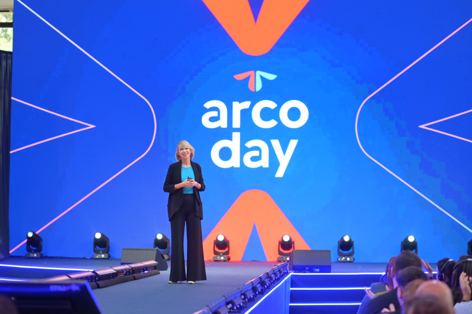 A autora Amy Cuddy em palestra no Arco Day, evento da Arco Educação, em São Paulo