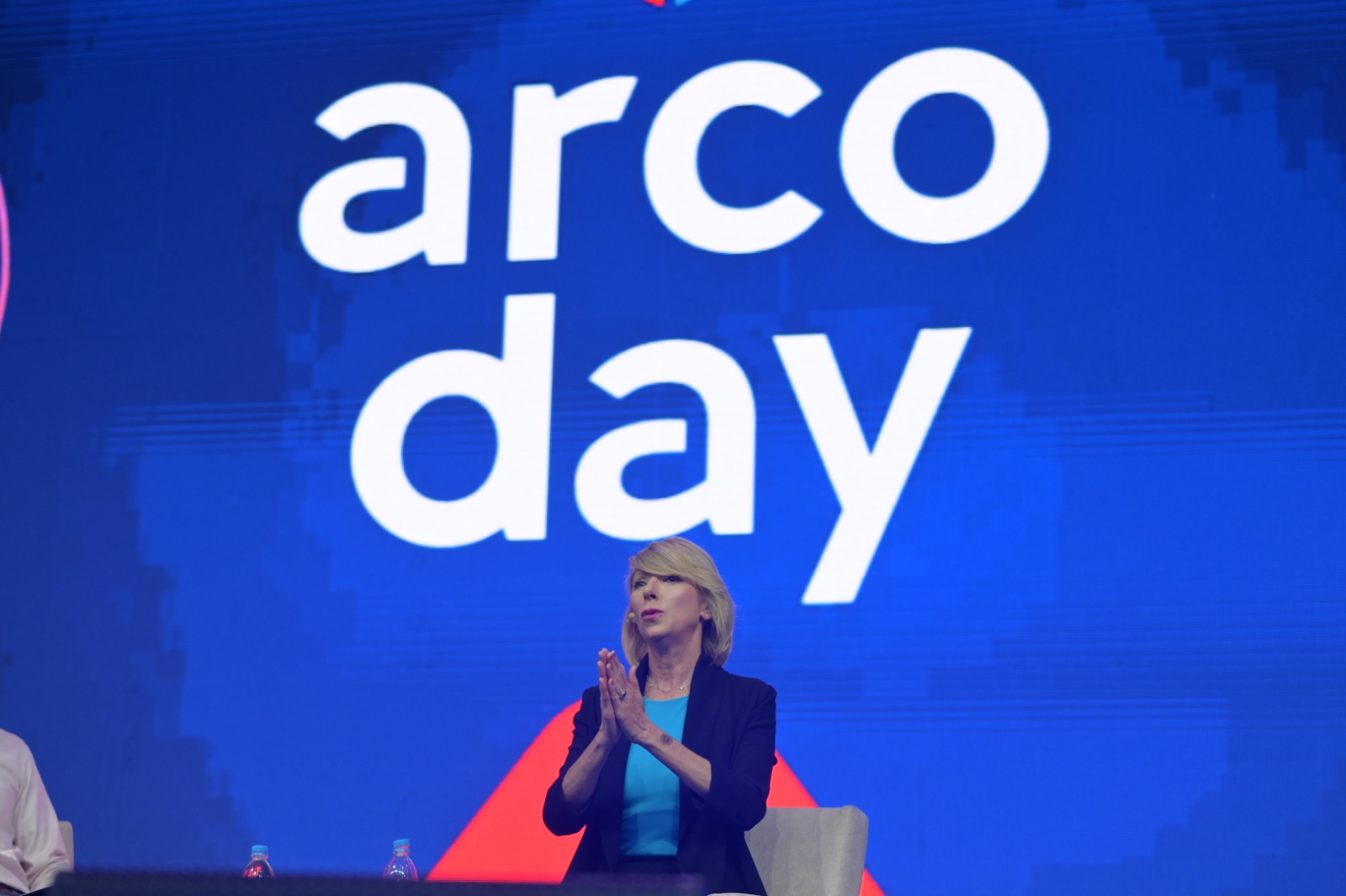 A autora Amy Cuddy em palestra no Arco Day, evento em São Paulo