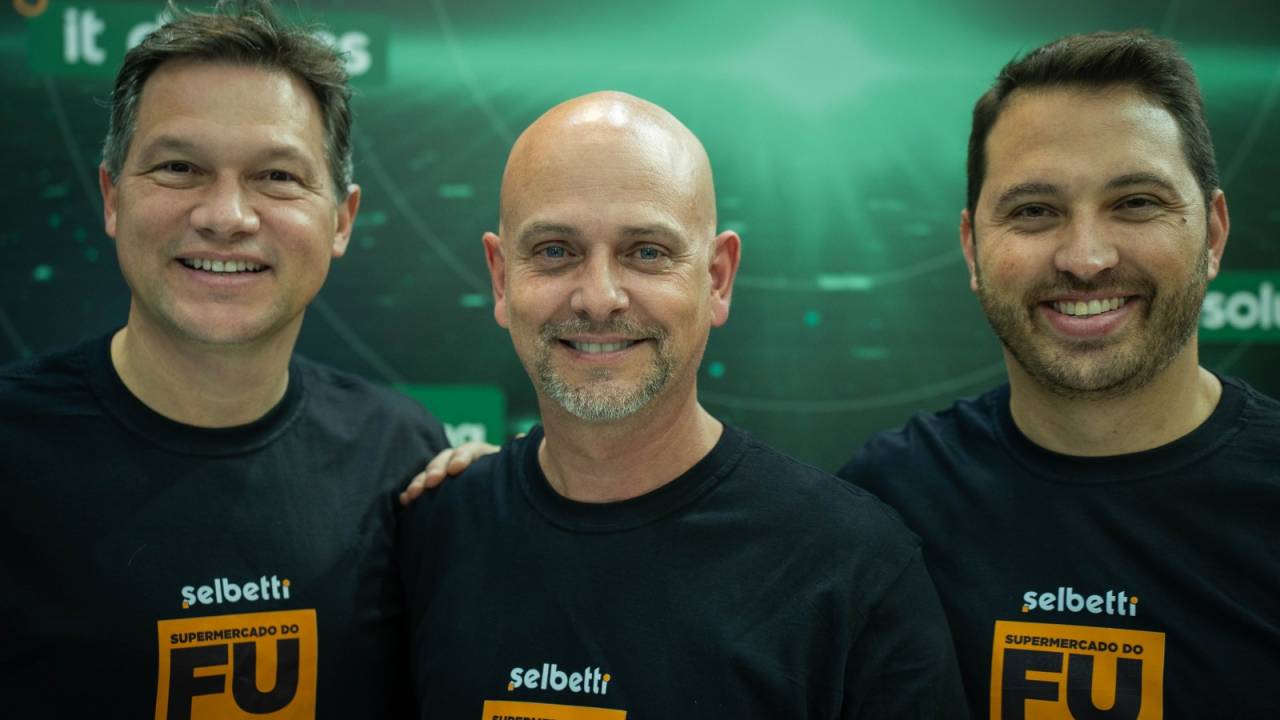 Junior Selbach, CEO da Selbetti Tecnologia; Fernando Menezes, Founder & CEO da Eiprice; e Rafael Leopoldo, Diretor de Growth e Tecnologia na Selbetti Tecnologia
