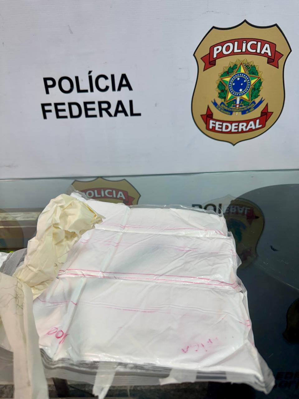PF prende homem que tentava embarcar com 2 kg de cocaína amarrados ao corpo