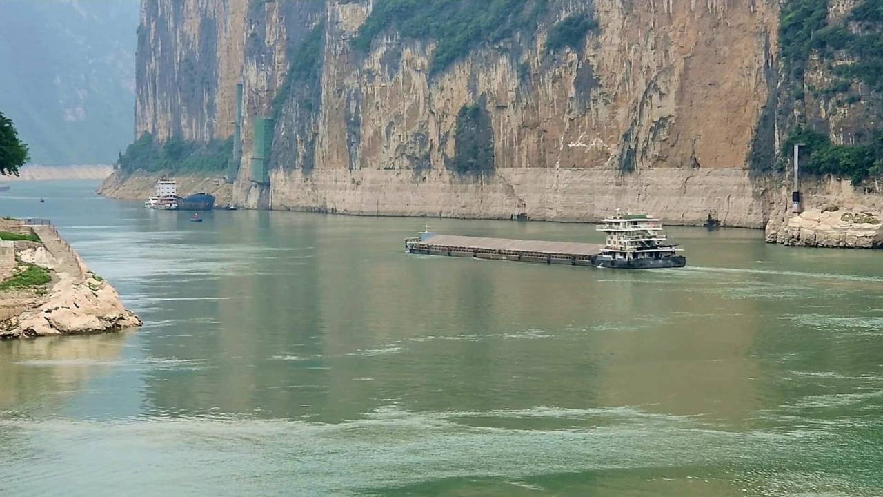 Barcaça leva mercadorias no rio Yangtzé: artéria da colossal economia chinesa