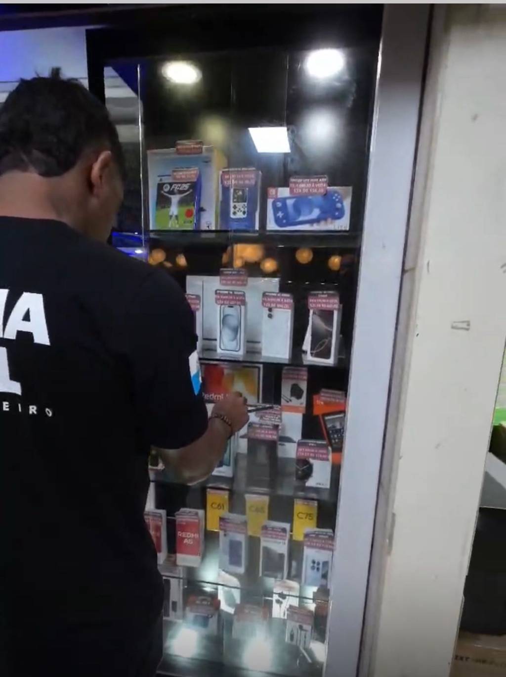 Operação no Rio mira esquema de venda de celulares roubados em plataformas digitais