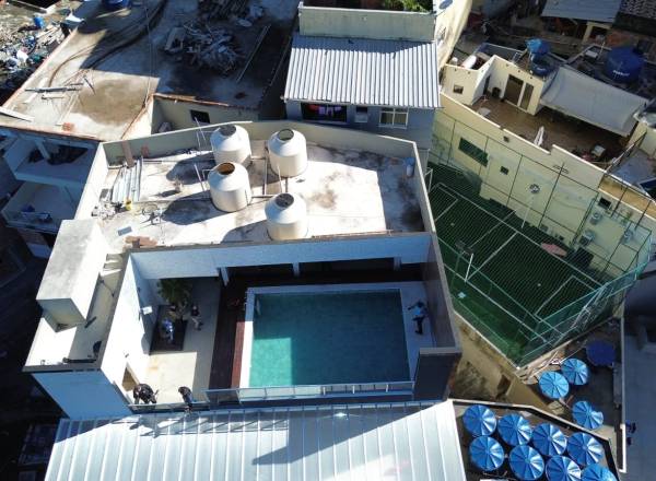 Cobertura com piscina em um dos prédios demolidos em operação da Secretaria Municipal de Ordem Pública do Rio