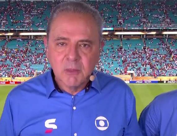 O narrador Luis Roberto durante a transmissão do jogo entre Flamengo e Bayern de Munique
