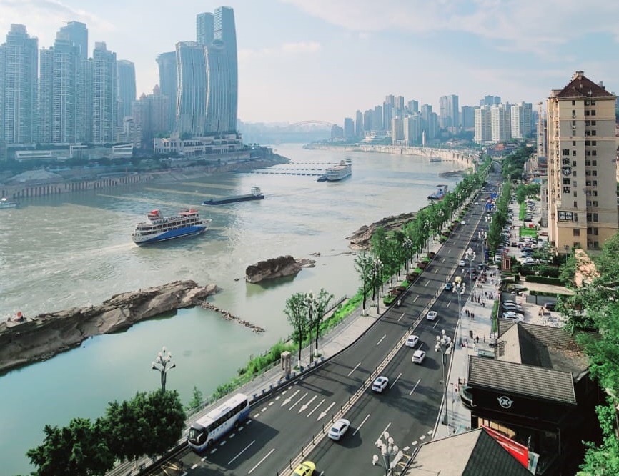 O rio Yangtzé atravessa o centro de Chongqing: porto da cidade se conecta a mais de 500 terminais do mundo O rio Yangtzé atravessa o centro de Chongqing: porto da cidade se conecta a mais de 500 terminais do mundo