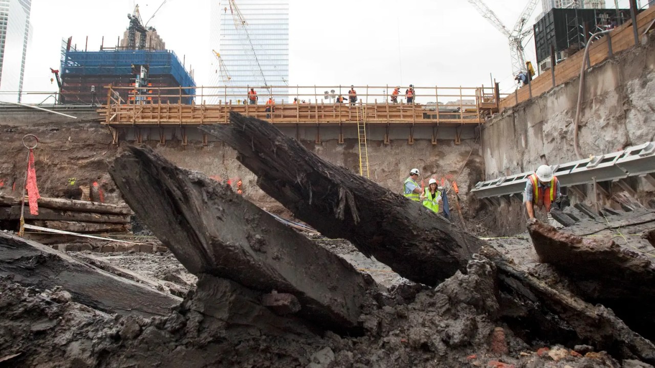 Parte da embarcação do século XVIII durante escavações no antigo terreno do World Trade Center, em Manhattan. A madeira, enterrada há mais de 200 anos, estava surpreendentemente preservada.