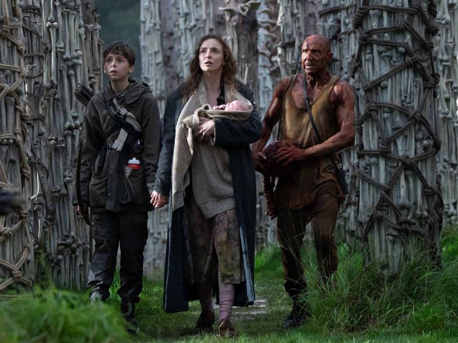 Alfie Williams, Jodie Comer e Ralph Fiennes em 'Extermínio: A Evolução' -