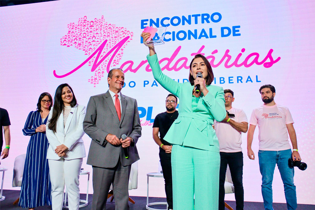 A ex-primeira-dama Michelle Bolsonaro em encontro com mandatárias do PL