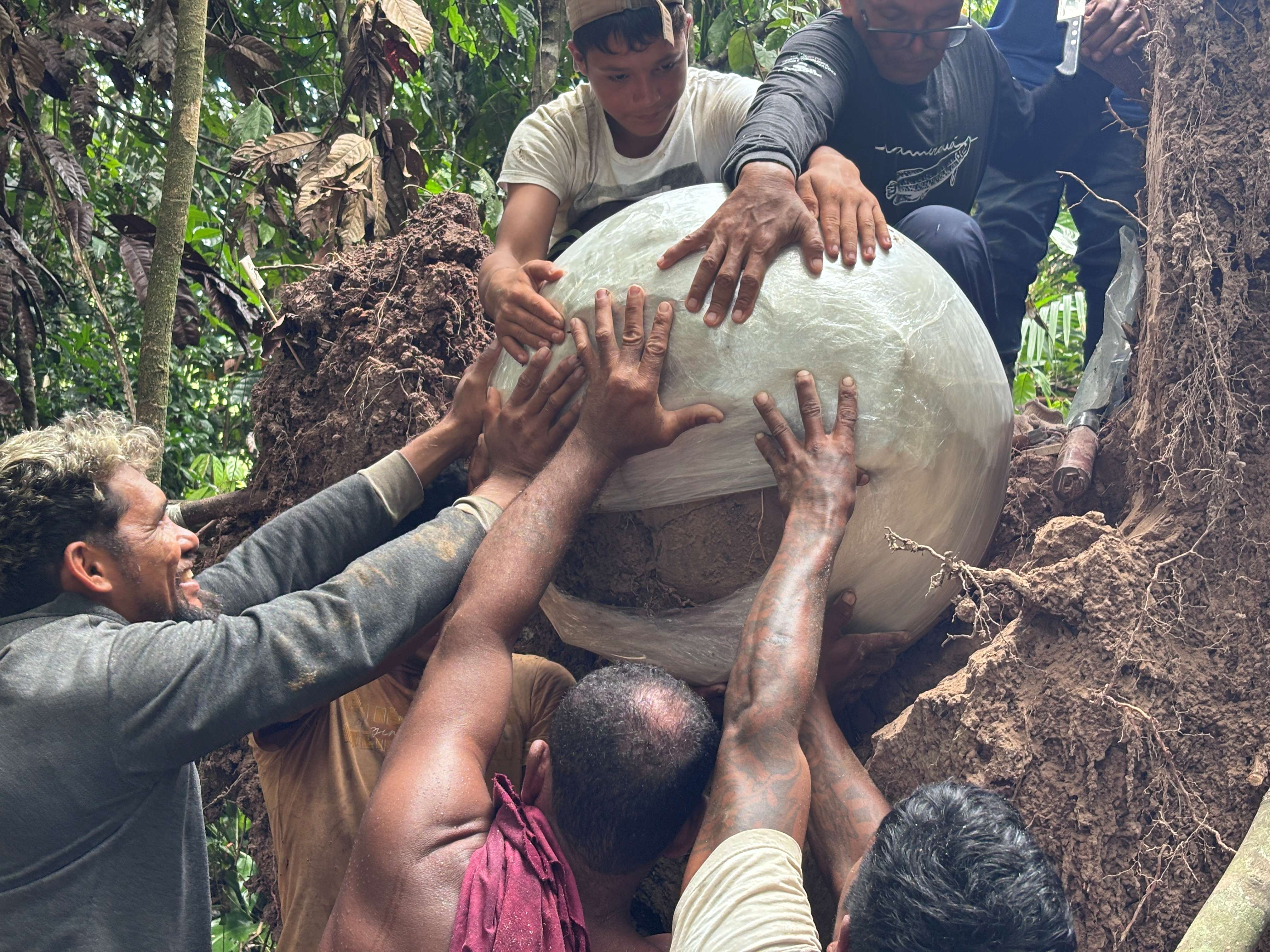 Transporte das urnas exigiu logística artesanal e envolveu moradores da região, fundamentais para o sucesso da escavação em área remota do Amazonas.