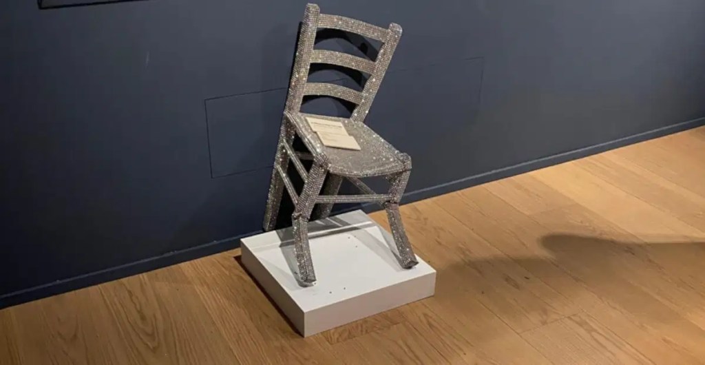 Por que a cadeira de Van Gogh danificada por turista é importante