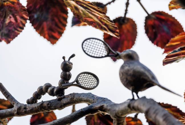 2023 Day -11 Thursday 22/06/2023 Detail of a decorative sculpture of a worm and a bird on The Serving Ace Meeting Tree ahead of The Championships 2023. Held at The All England Lawn Tennis Club, Wimbledon. Day -11 Thursday 22/06/2023. Credit: AELTC/Chloe Knott.