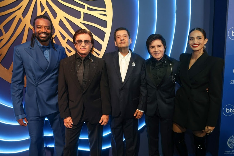 Fabricio Boliveira, Chitãozinho, Zé Mauricio Machline, Xororó e Nanda Costa no Prêmio BTG Pactual de Música Brasileira