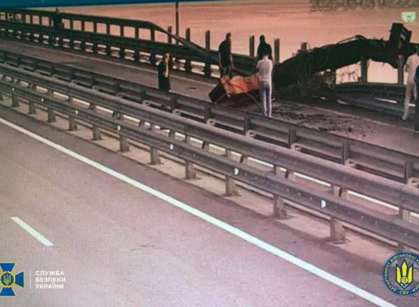 Imagem divulgada pelo SBU mostra danos na Ponte da Crimeia após ataque desta terça-feira, 3