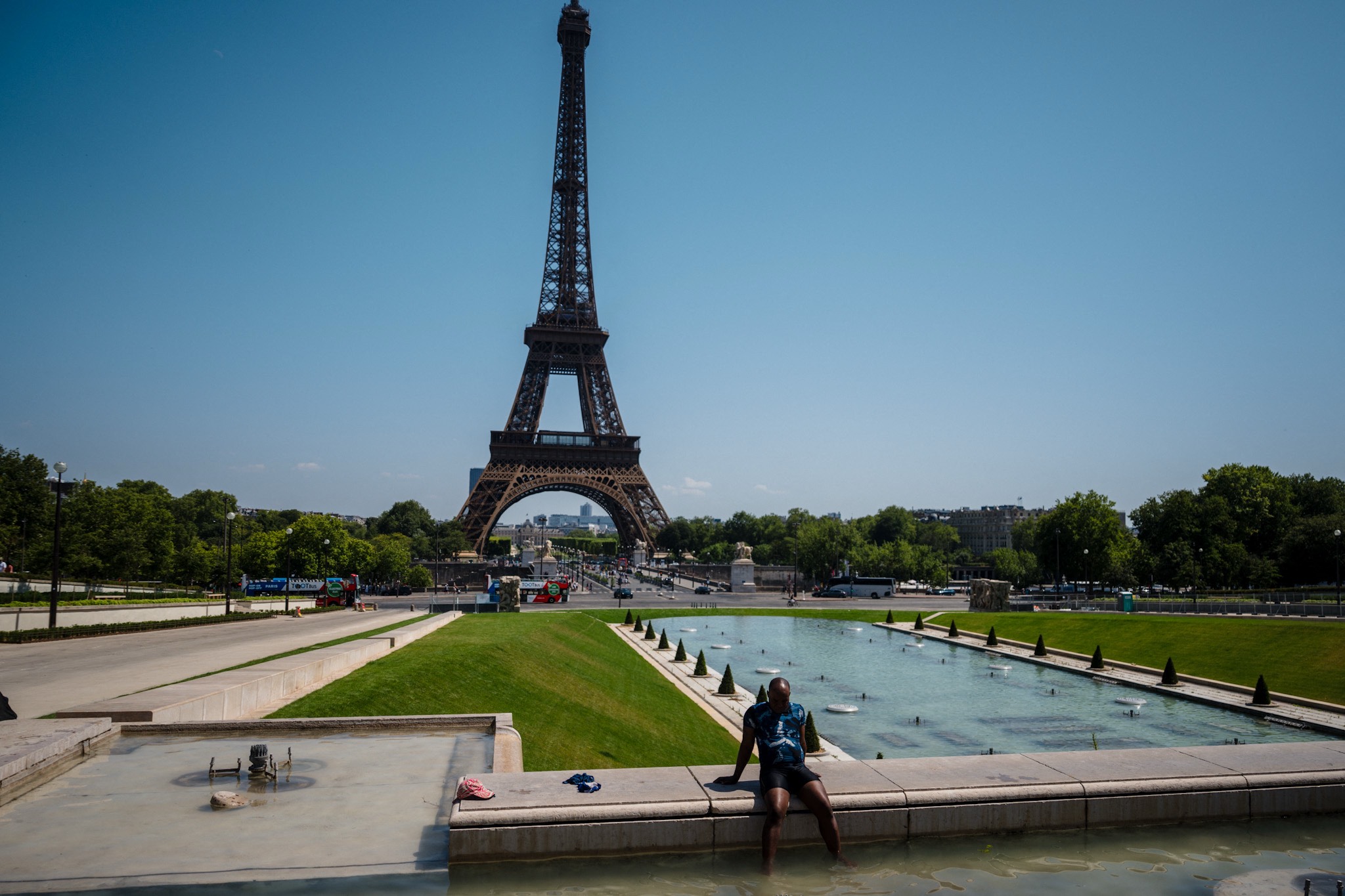 Torre Eiffel, em Paris, fecha visitação devido à onda de calor que atinge Europa