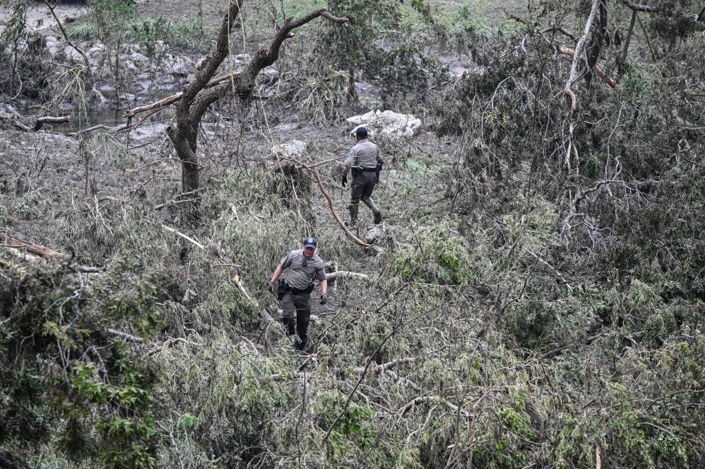 Equipes buscam dezenas de desaparecidos em enchentes no Texas; há 82 mortos