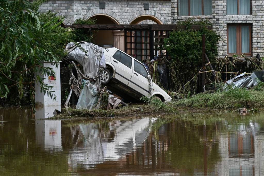 Vídeos: enchente transforma ruas em rios, deixa rastro de destruição e mata 30 na China
