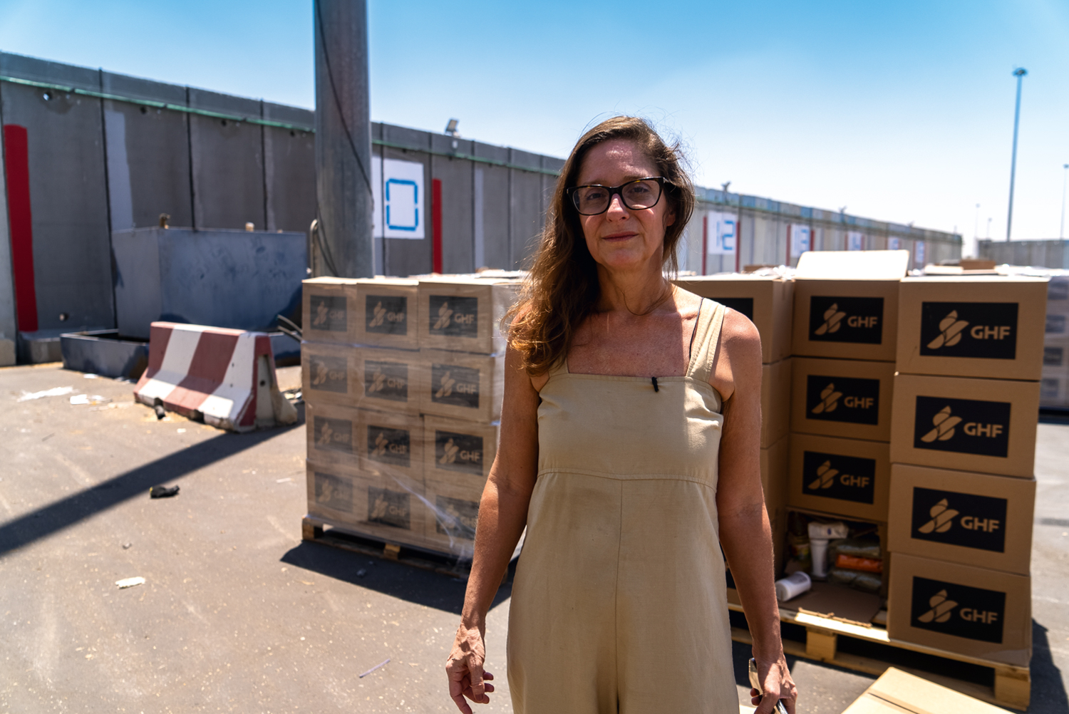 TESTEMUNHA - Monica Weinberg em um ponto de distribui&ccedil;&atilde;o de comida: a relev&acirc;ncia de ver de perto