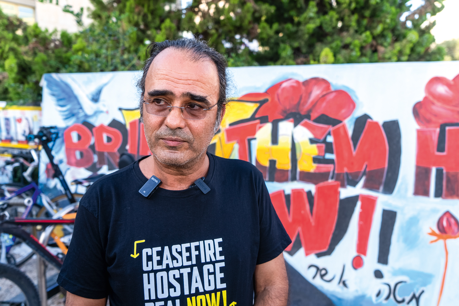 &ldquo;ELE TEM MUITO MEDO&rdquo; - Na pra&ccedil;a dos ref&eacute;ns, em Tel Aviv, Yehuda Cohen, 55, celebra os 21 anos do filho Nimrod, que j&aacute; passou dois anivers&aacute;rios em cativeiro. &ldquo;Ouvi relatos de que vive no escuro e com pavor de ser morto&rdquo;, conta o pai, que se indigna contra Netanyahu. &ldquo;Ele s&oacute; representa a si mesmo&rdquo;, dispara.