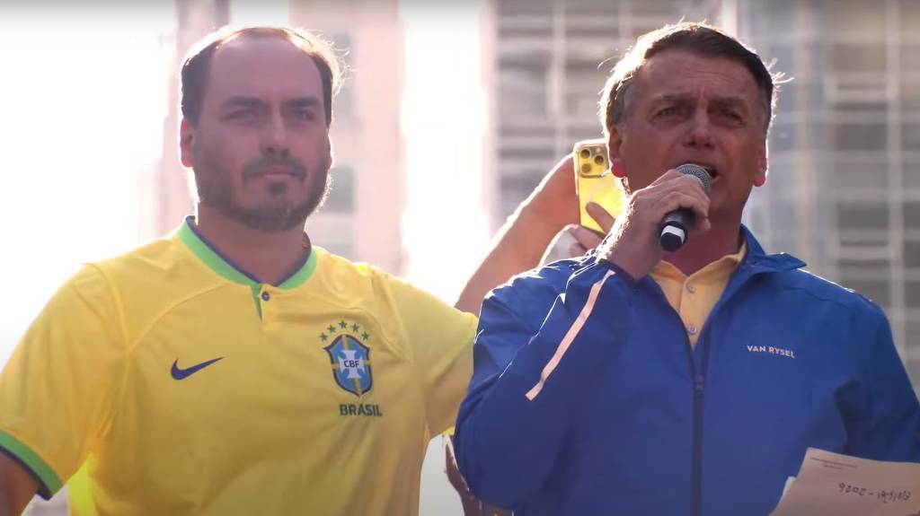 Carlos convoca seguidores a terem liberdade de Bolsonaro como ‘único foco’