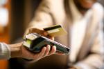 Criminosos usam maquininhas adulteradas, trocam cartões sem que a vítima perceba e fazem compras de até R$ 17 mil com os dados roubados.