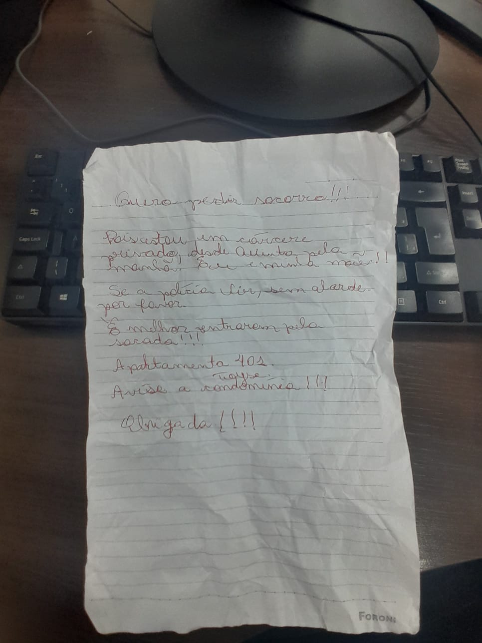 Bilhete jogado por mãe e filha que estavam em cárcere privado em São José dos Pinhais, região metropolitana de Curitiba