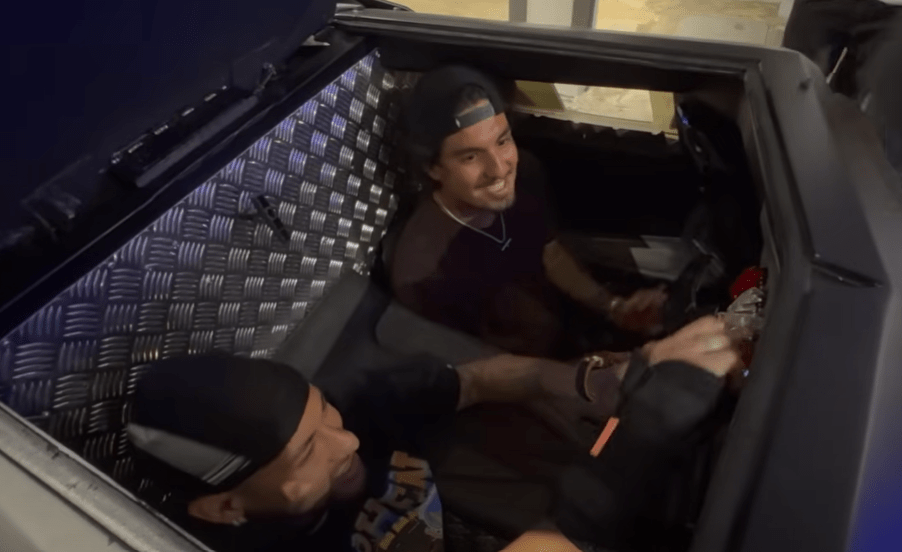 Vídeo mostra reação de Medina ao ‘batmóvel’ de R$ 8,3 milhões de Neymar