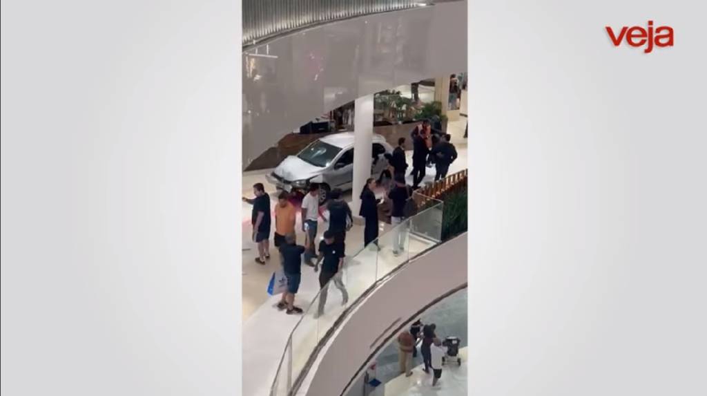 Carro desgovernado invade shopping e causa estragos e tumulto: vídeo