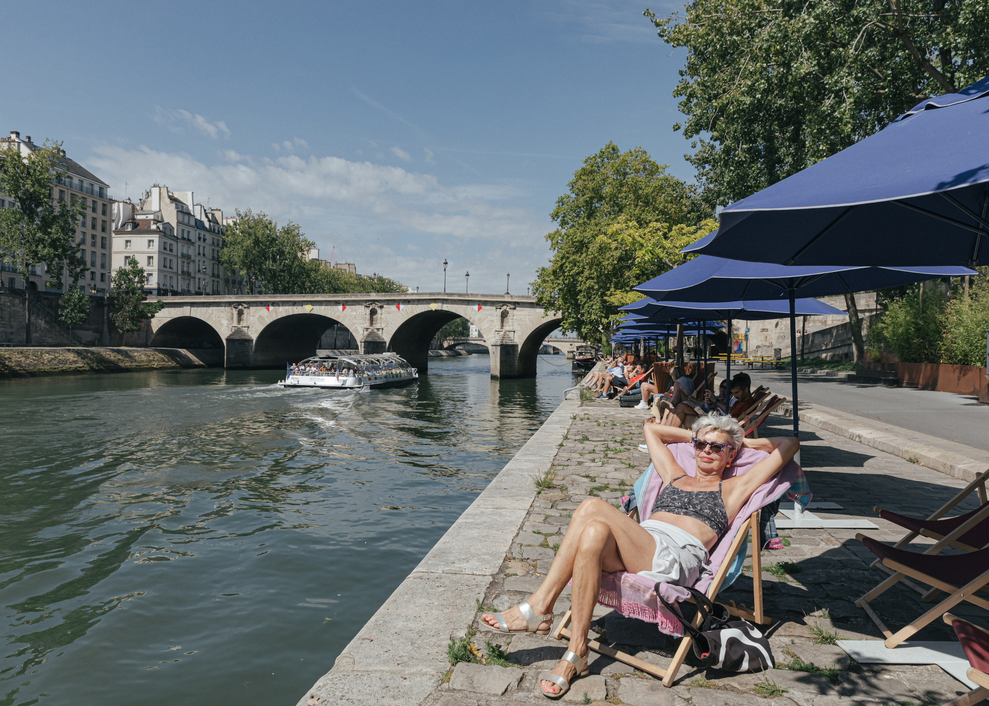 Paris ganha ‘praia’ e clima tropical com cores do Brasil à beira do Sena