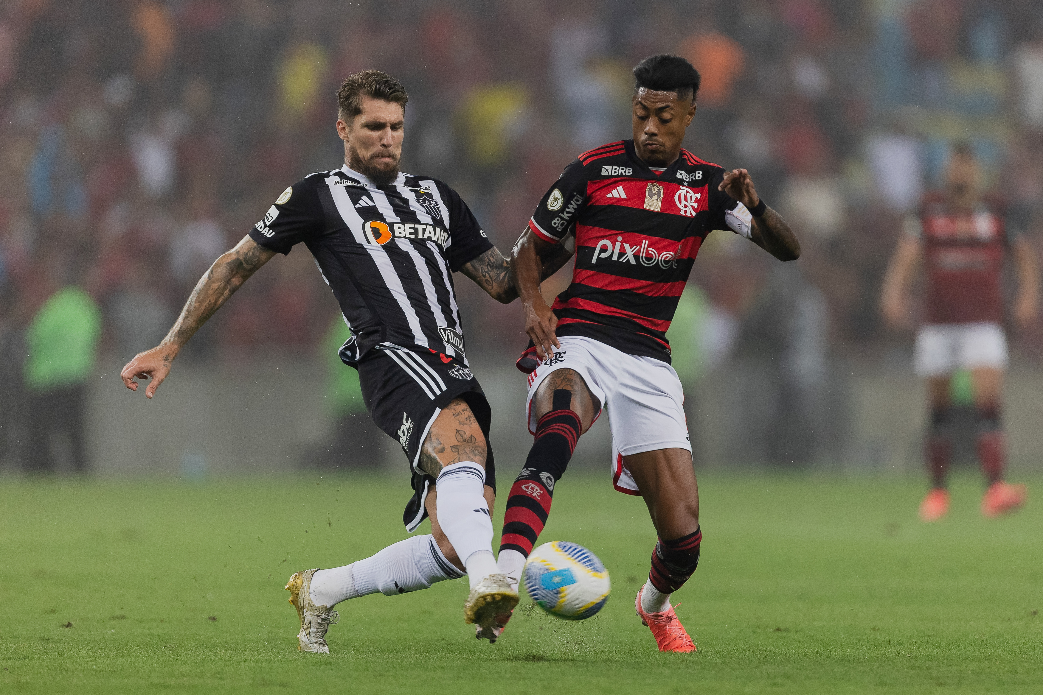 RIO DE JANEIRO, BRAZIL - NOVEMBER 13: Bruno Henrique of Flamengo fights for the ball with Lyanco of Atletico Mineiro during the match between Flamengo and Atletico Mineiro as part of Brasileirao 2024 at Maracana Stadium on November 13, 2024 in Rio de Janeiro, Brazil. (Photo by Ruano Carneiro/Getty Images)