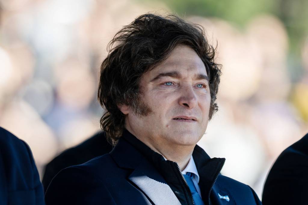 Dois anos de Milei: uma Argentina entre alívio inflacionário e fragilidades estruturais