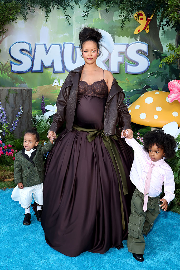 Rihanna e os filhos na pré-estreia de Smurfs: slipdress e jaqueta bomber